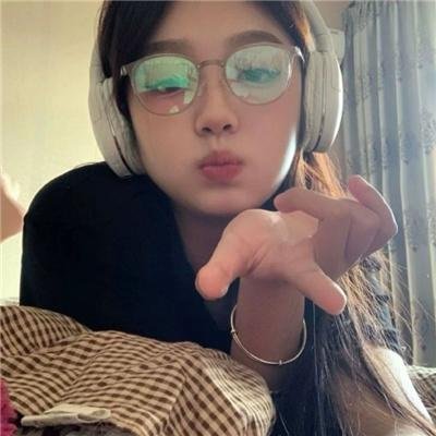高墙、黑色与帅小伙